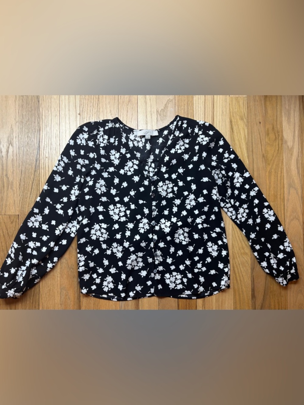 Loft Black White Floral Womens XS Long Sleeve Vneck Button Up (fits like an XXS)